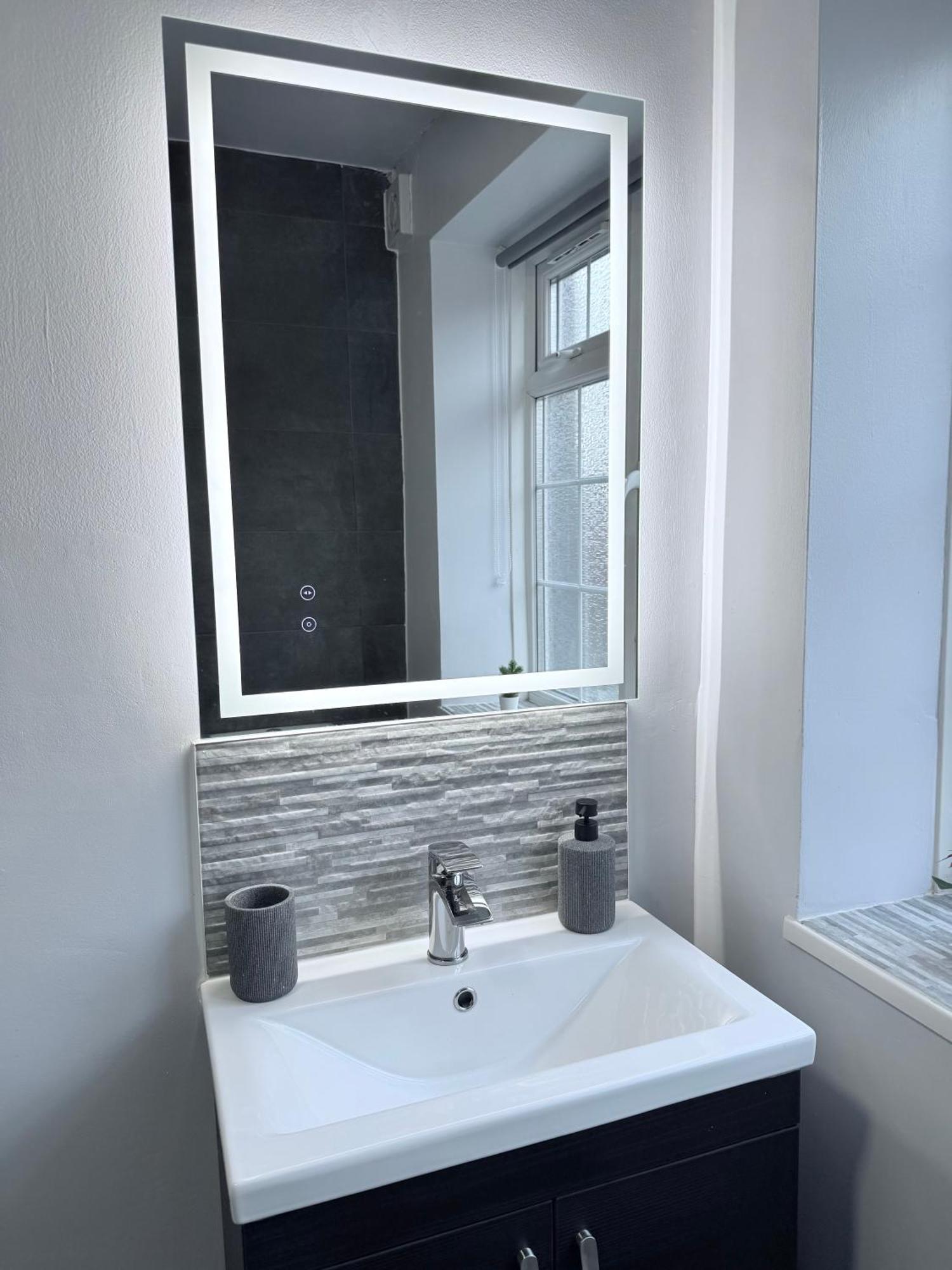 Apartment Staylondon - Sleeps 6 With Free Parking - Tourist, Concerts & Matches London